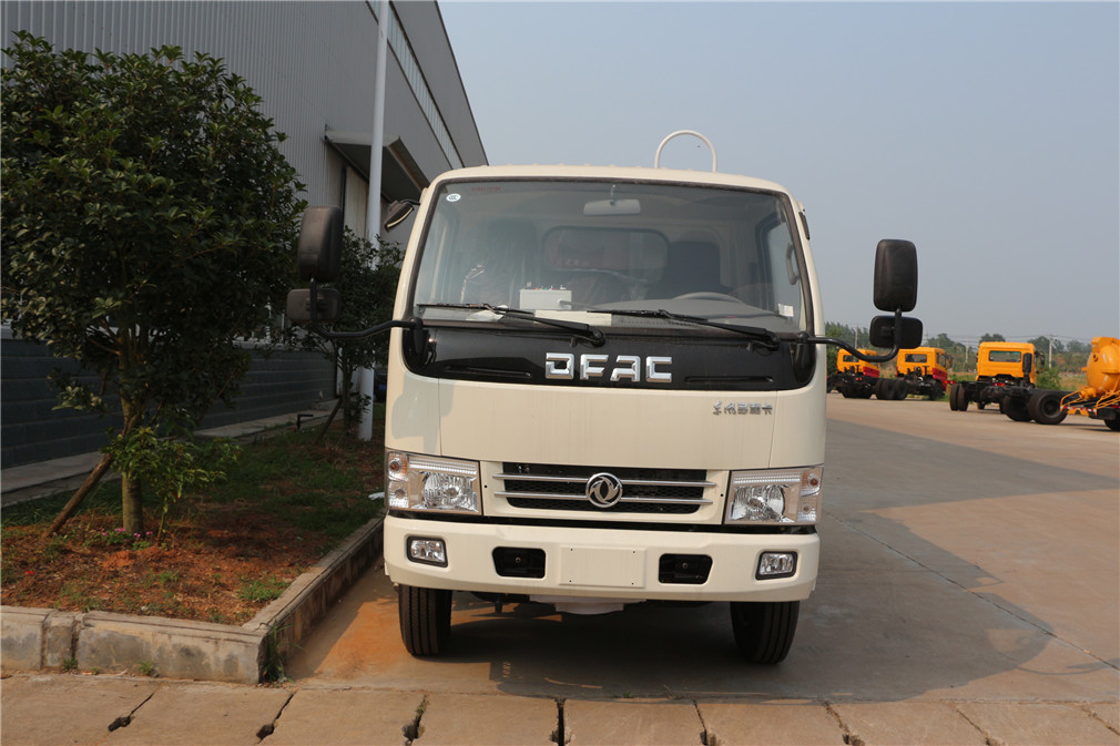 东风多利卡5方压缩垃圾车