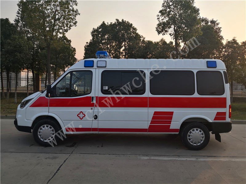 江铃特顺长轴中顶监护型救护车