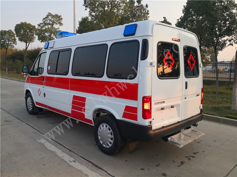 江铃特顺长轴中顶监护型救护车