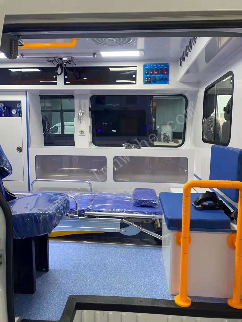 江铃特顺短轴监护型救护车