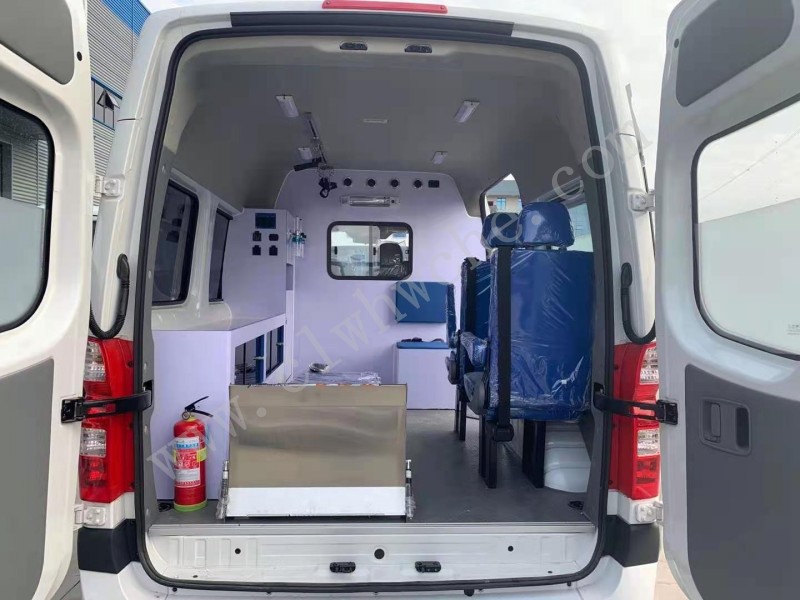 福田图雅诺短轴转运型救护车