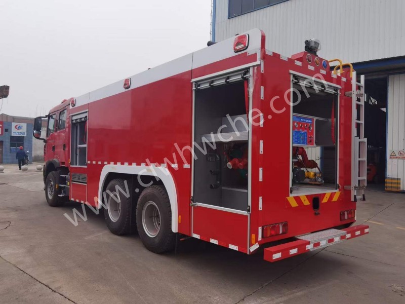 重汽豪沃16吨水罐消防车