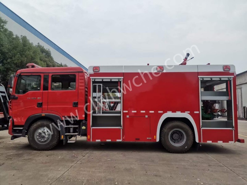 重汽豪沃8吨水罐消防车