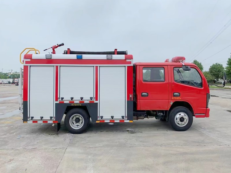 东风多利卡2吨水罐消防车