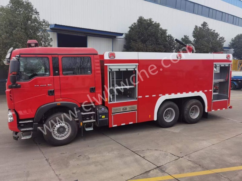 重汽豪沃12吨水罐消防车
