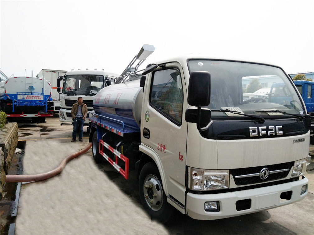 东风小多利卡5方吸粪车